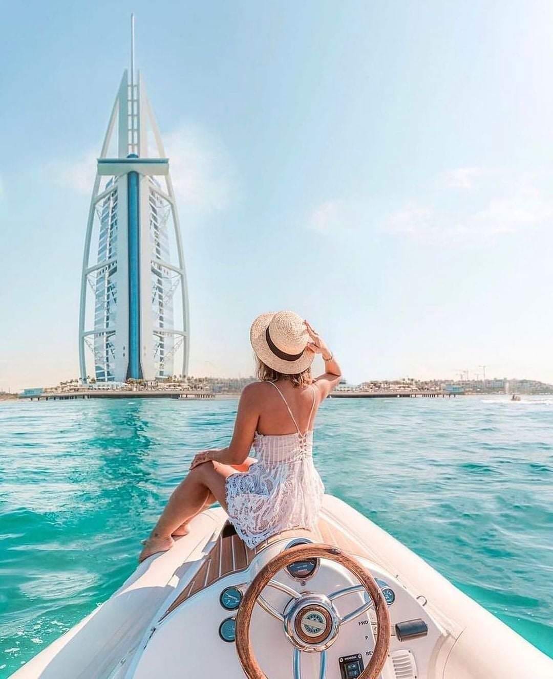 Дубаи Мај